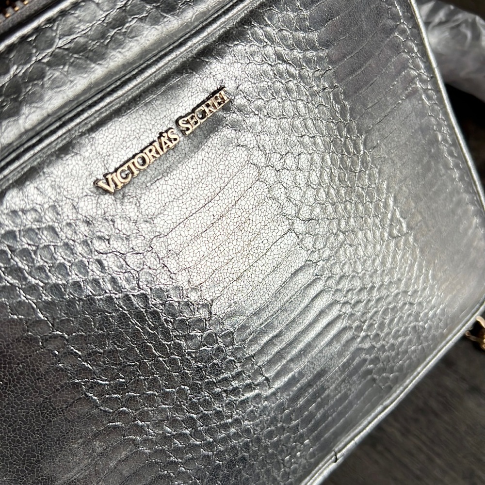 NWT Victoria’s Secret Silver Python Pattern Chain Crossbody - Picture 4 of 10